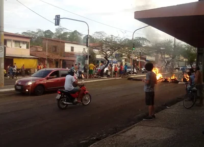 Manifestantes queimam pneus e interditam avenida Duque de Caxias