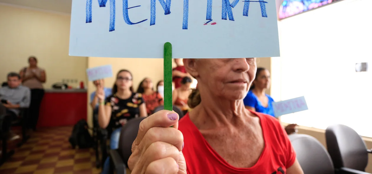 Moradores com cartazes de mentira 