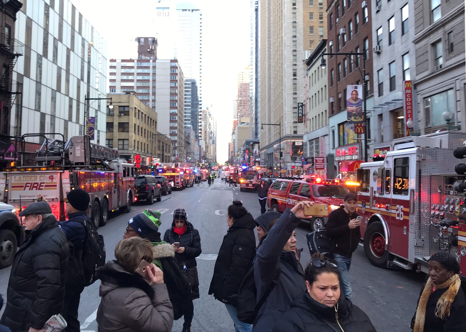 Polícia e bombeiros bloqueiam ruas próximas ao terminal de ônibus da Port Authority, em Nova York, 