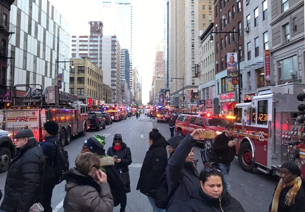 Polícia e bombeiros bloqueiam ruas próximas ao terminal de ônibus da Port Authority, em Nova York, 