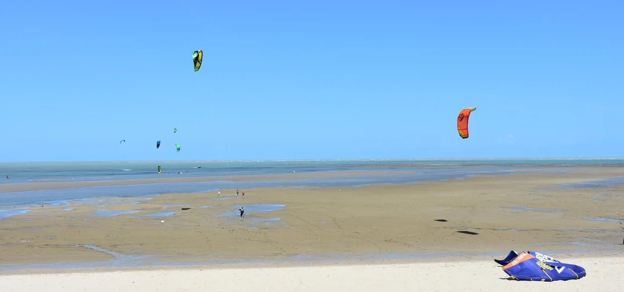 Prática de kitesurf na Praia de Barra Grande