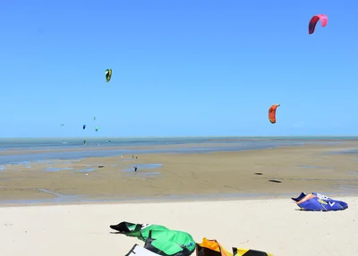 Prática de kitesurf na Praia de Barra Grande