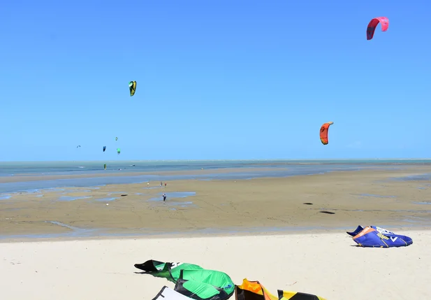 Prática de kitesurf na Praia de Barra Grande