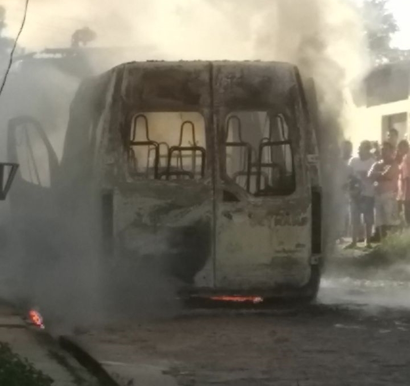 Van pega fogo na zona leste de Teresina