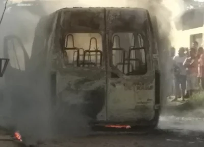 Van pega fogo na zona leste de Teresina