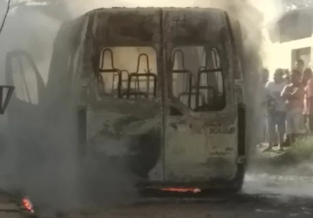 Van pega fogo na zona leste de Teresina