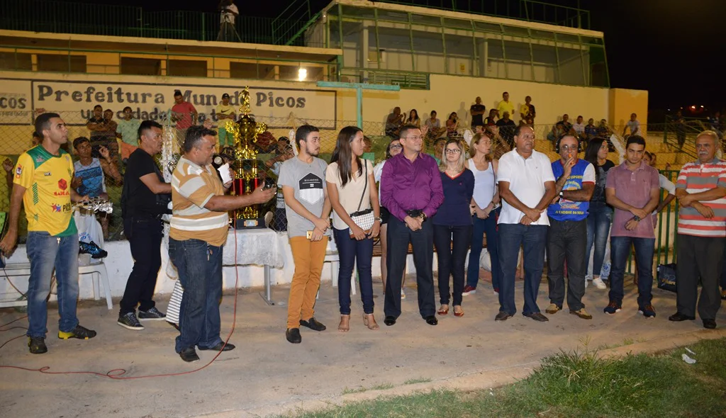 Autoridades comandam entrega das premiações