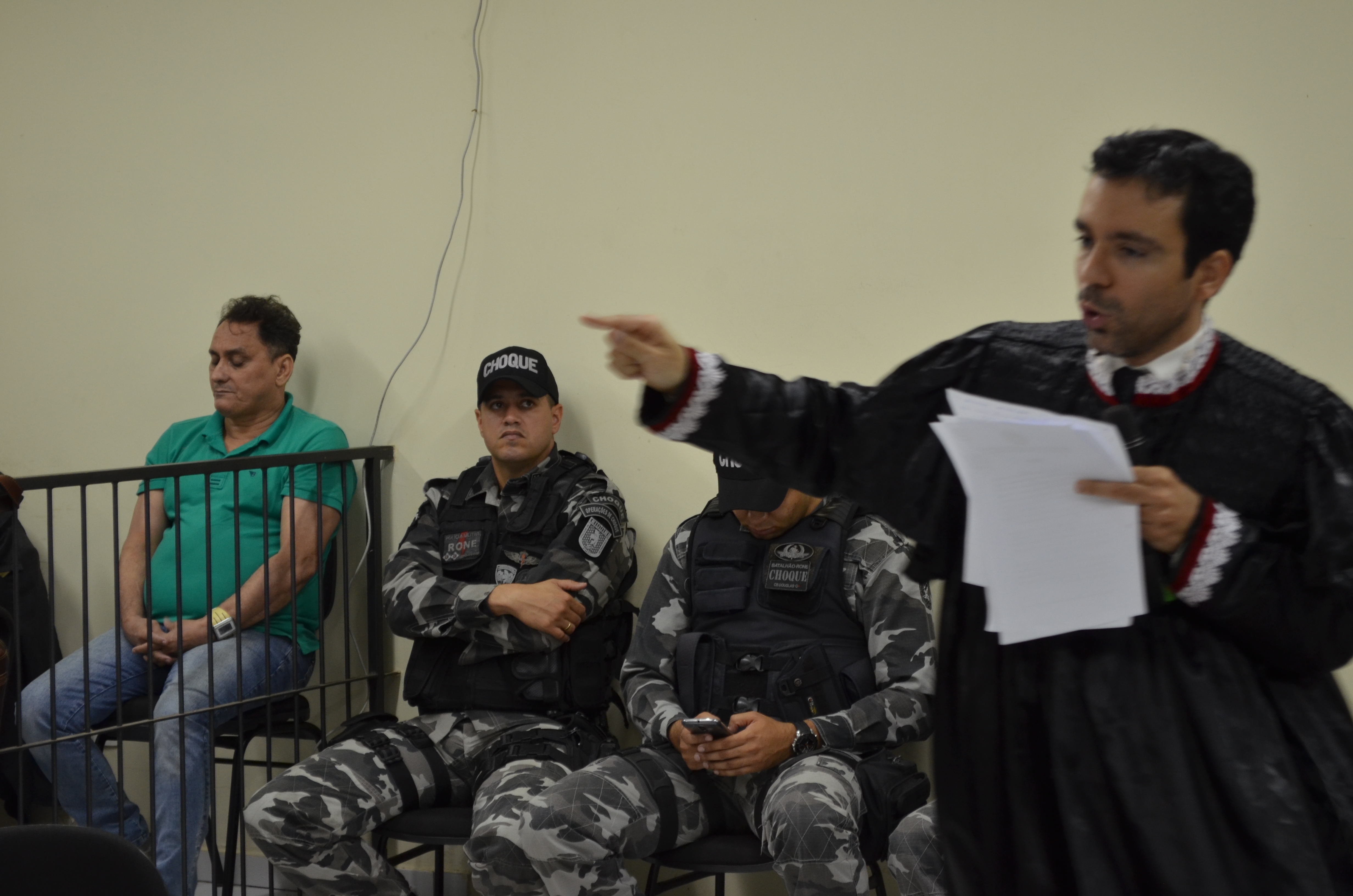 Hugo Viana de camisa verde confrontado pelo Promotor Márcio Fernandes 