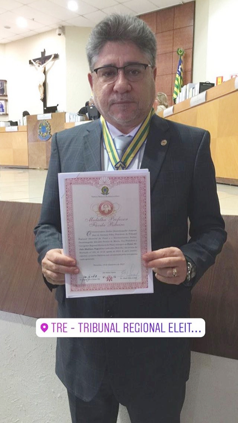 João Mádison recebe medalha Professor Fávila Ribeiro no TRE