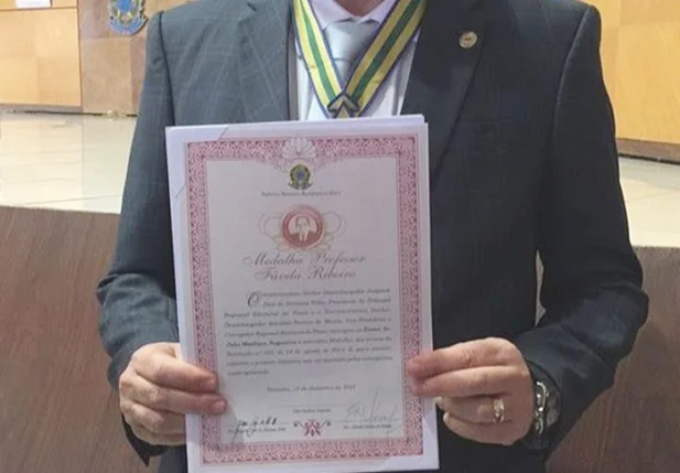 João Mádison recebe medalha Professor Fávila Ribeiro no TRE