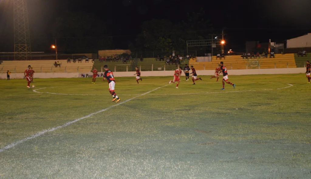 Jogo agradou a torcida que compareceu ao estádio
