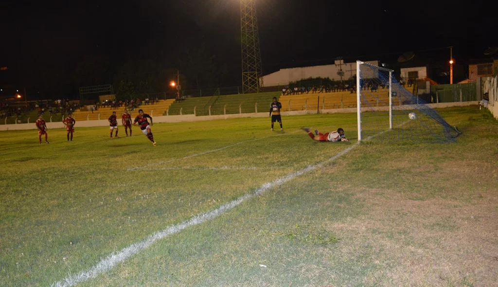 Ricardo, de pênalti, marca o quarto gol do Flamengo