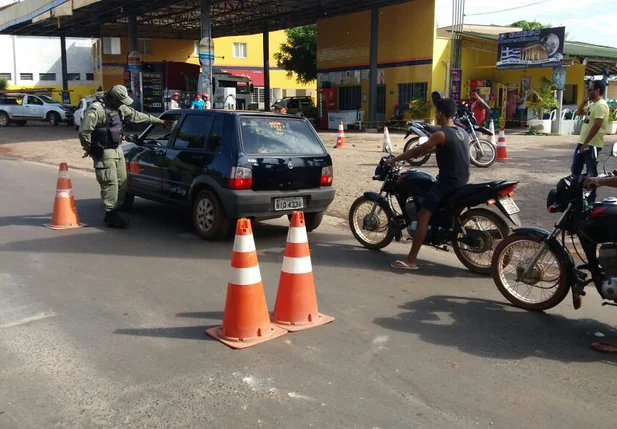 Veículos automotores foram abordados e orientados 