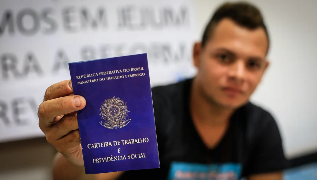 Leonardo mostrando a carteira de trabalho 