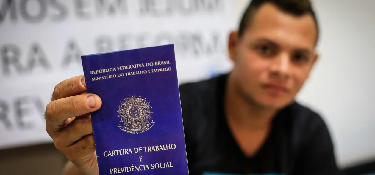 Leonardo mostrando a carteira de trabalho 