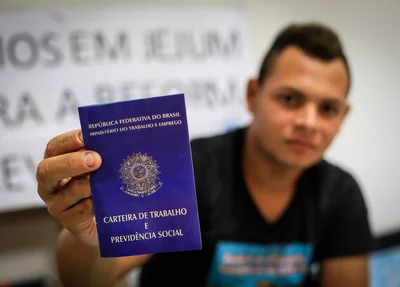 Leonardo mostrando a carteira de trabalho 