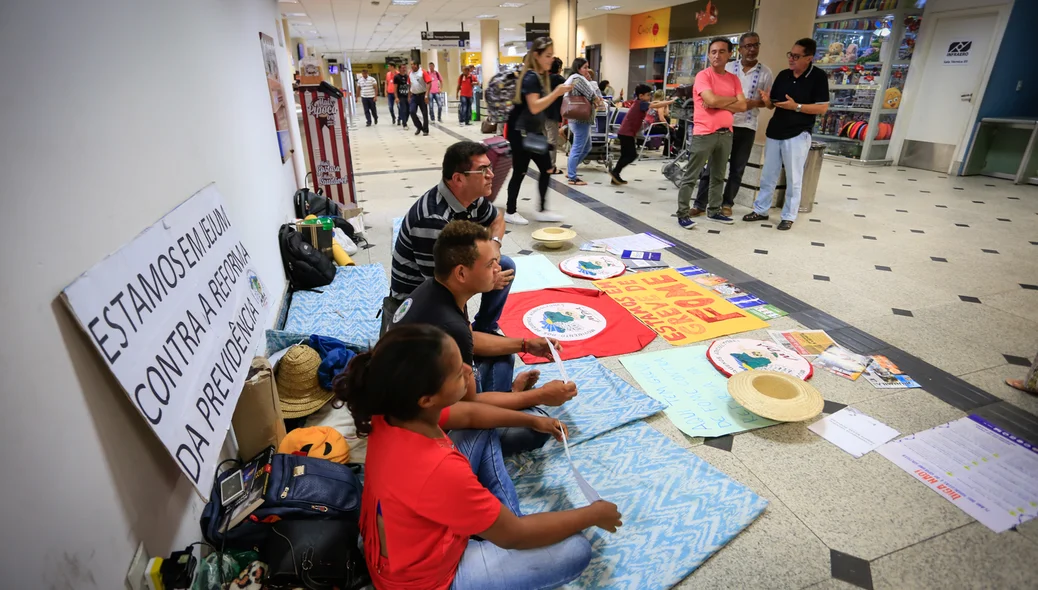 Líria e Leonardo estão acampados no Aeroporto 