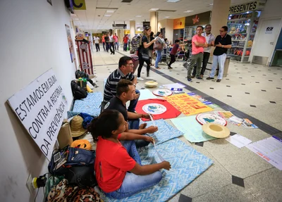 Líria e Leonardo estão acampados no Aeroporto 
