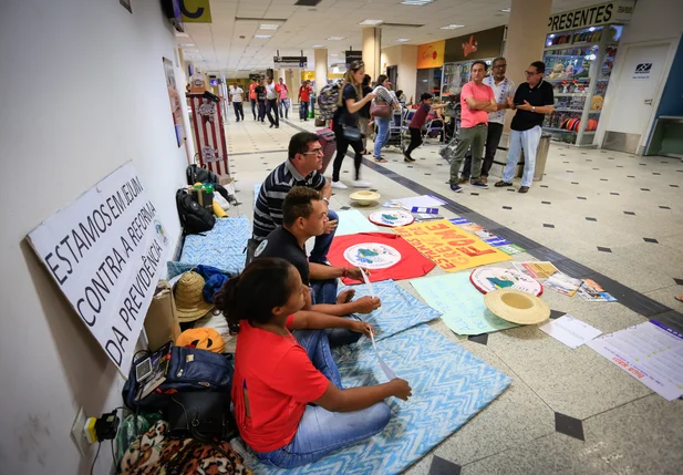 Líria e Leonardo estão acampados no Aeroporto 
