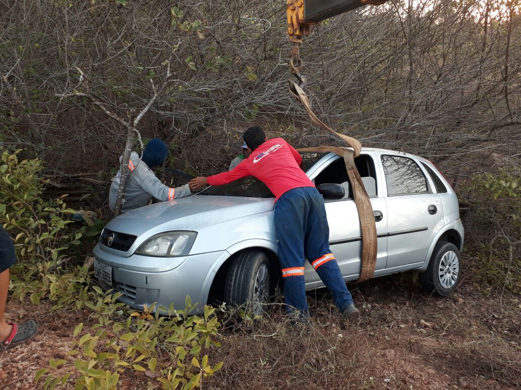 O carro foi retirado com a ajuda de um caminhão guincho