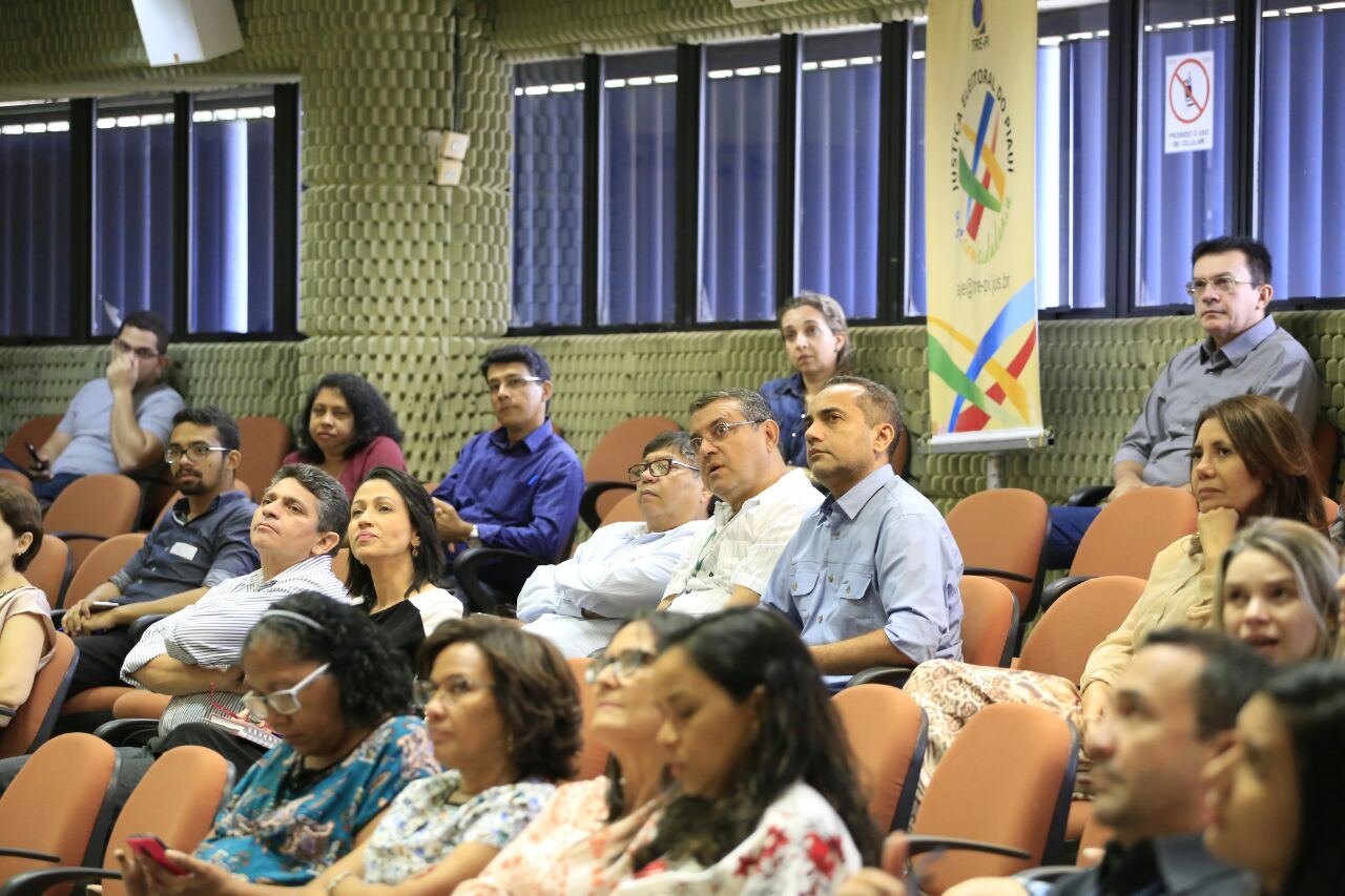 Pessoas participam de palestra no TRE