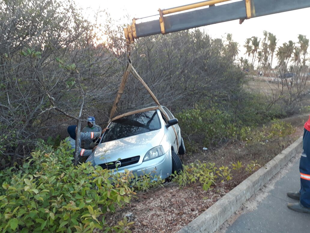 Veículo que desceu em barranco