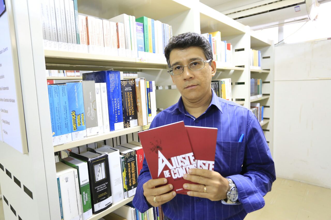 Wallery Giscar com o livro Ajuste de Contas