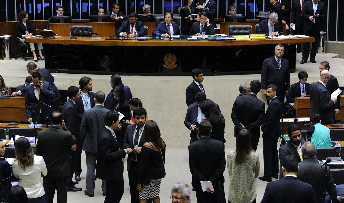 Deputados e senadores reunidos no plenário do Congresso para discutir o Orçamento da União de 2018