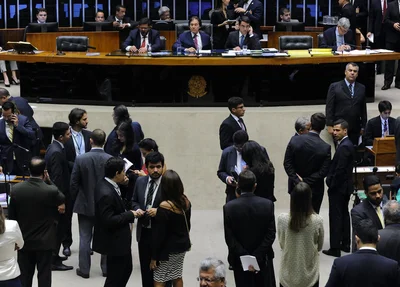 Deputados e senadores reunidos no plenário do Congresso para discutir o Orçamento da União de 2018