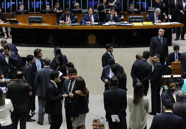 Deputados e senadores reunidos no plenário do Congresso para discutir o Orçamento da União de 2018