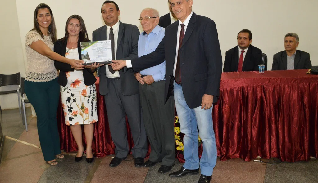 Momento da entrega da honraria