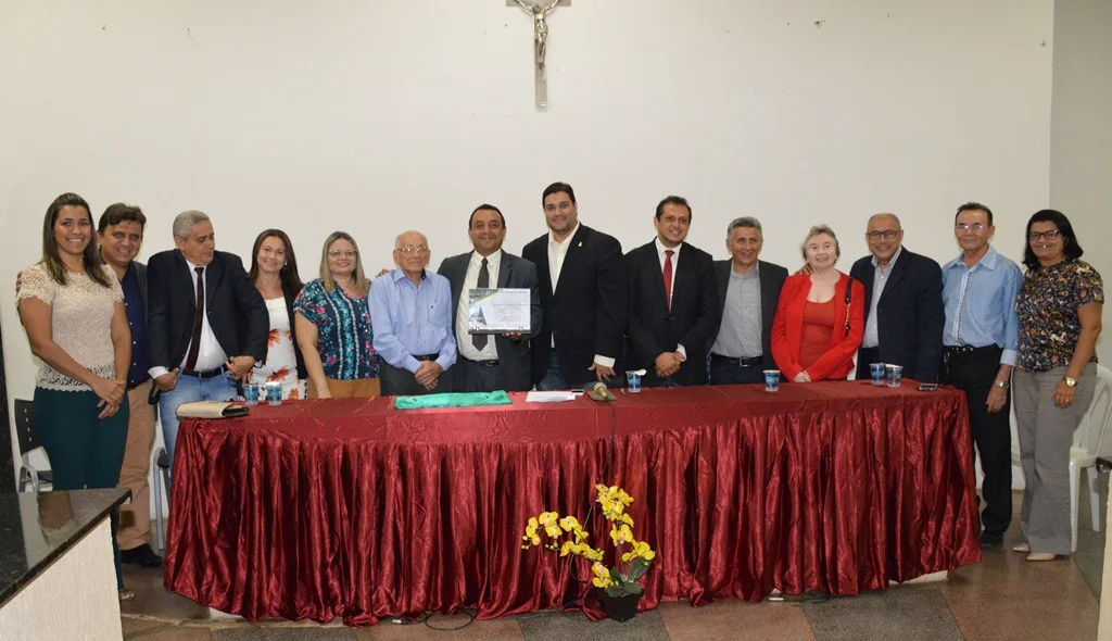 Nouga Cardoso ao lado das autoridades