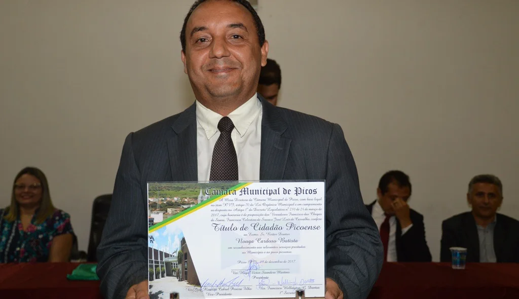 Nouga Cardoso exibe o diploma