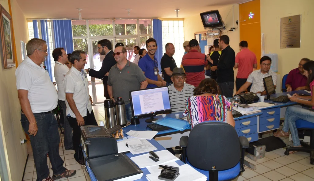 Eleitores aguardam momento para votar