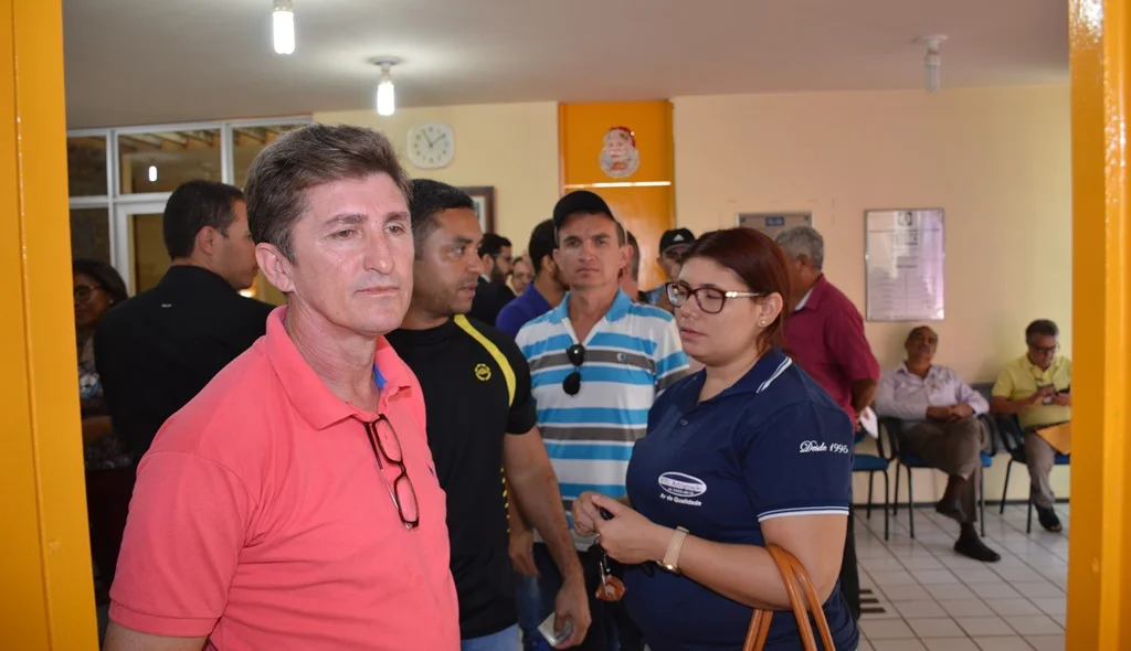 Profissionais aguardam na fila para votar