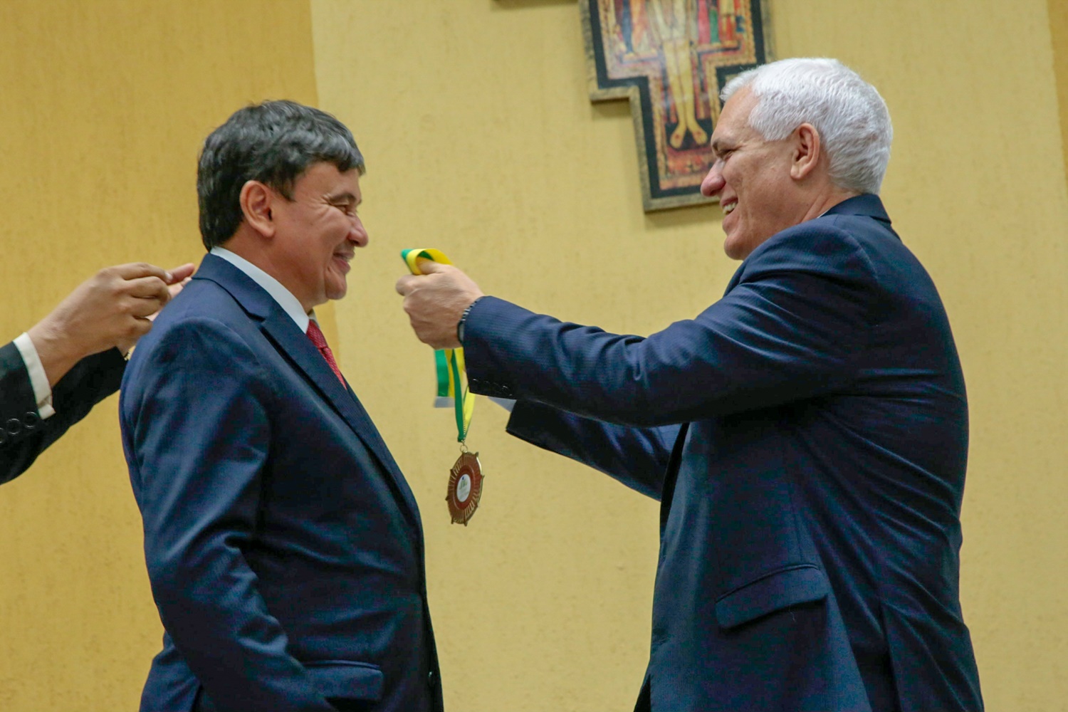 Themístocles entrega medalha para Wellington