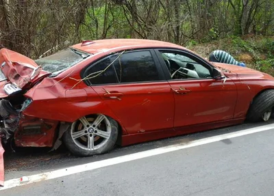 BMW capota e deixa feridos na BR 316 em Monsenhor Gil