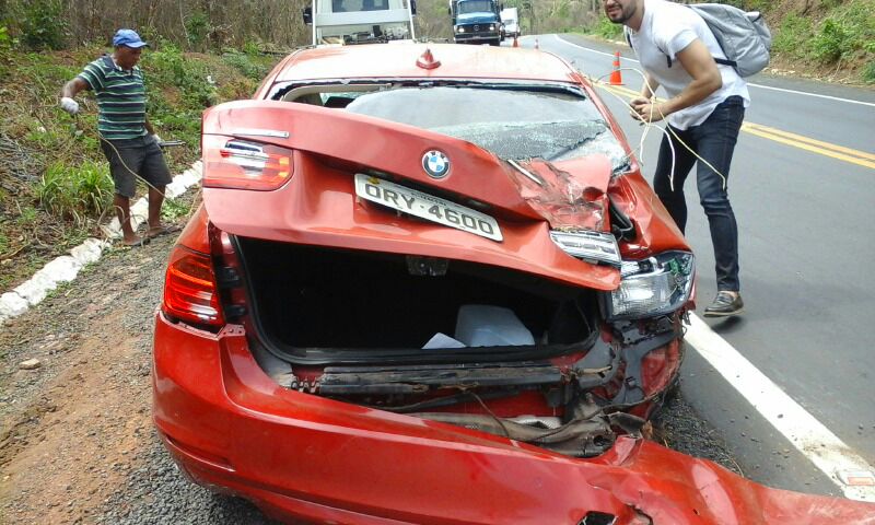 BMW capota e deixa feridos na BR 316 em Monsenhor Gil
