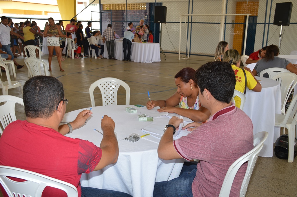 Assinatura dos contratos