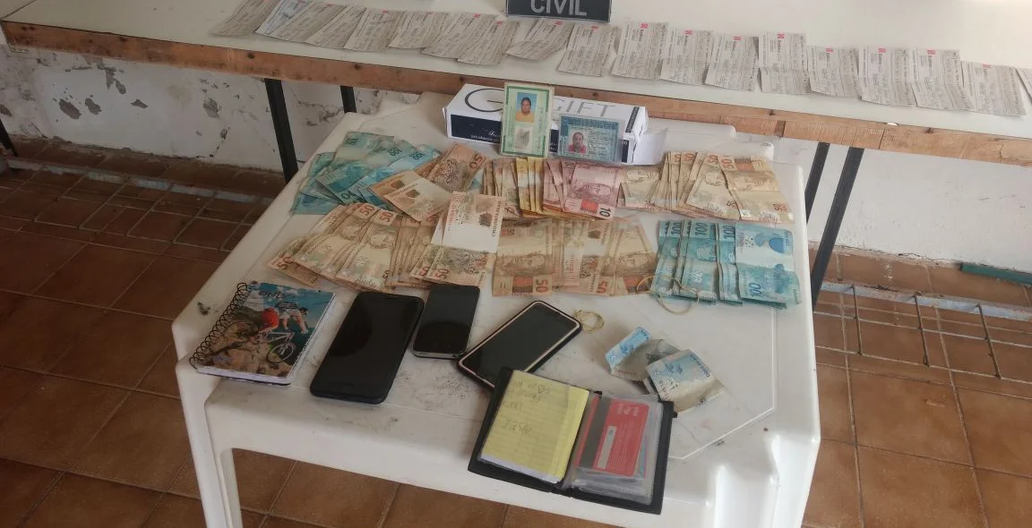 Dinheiro e celulares também foram apreendidos