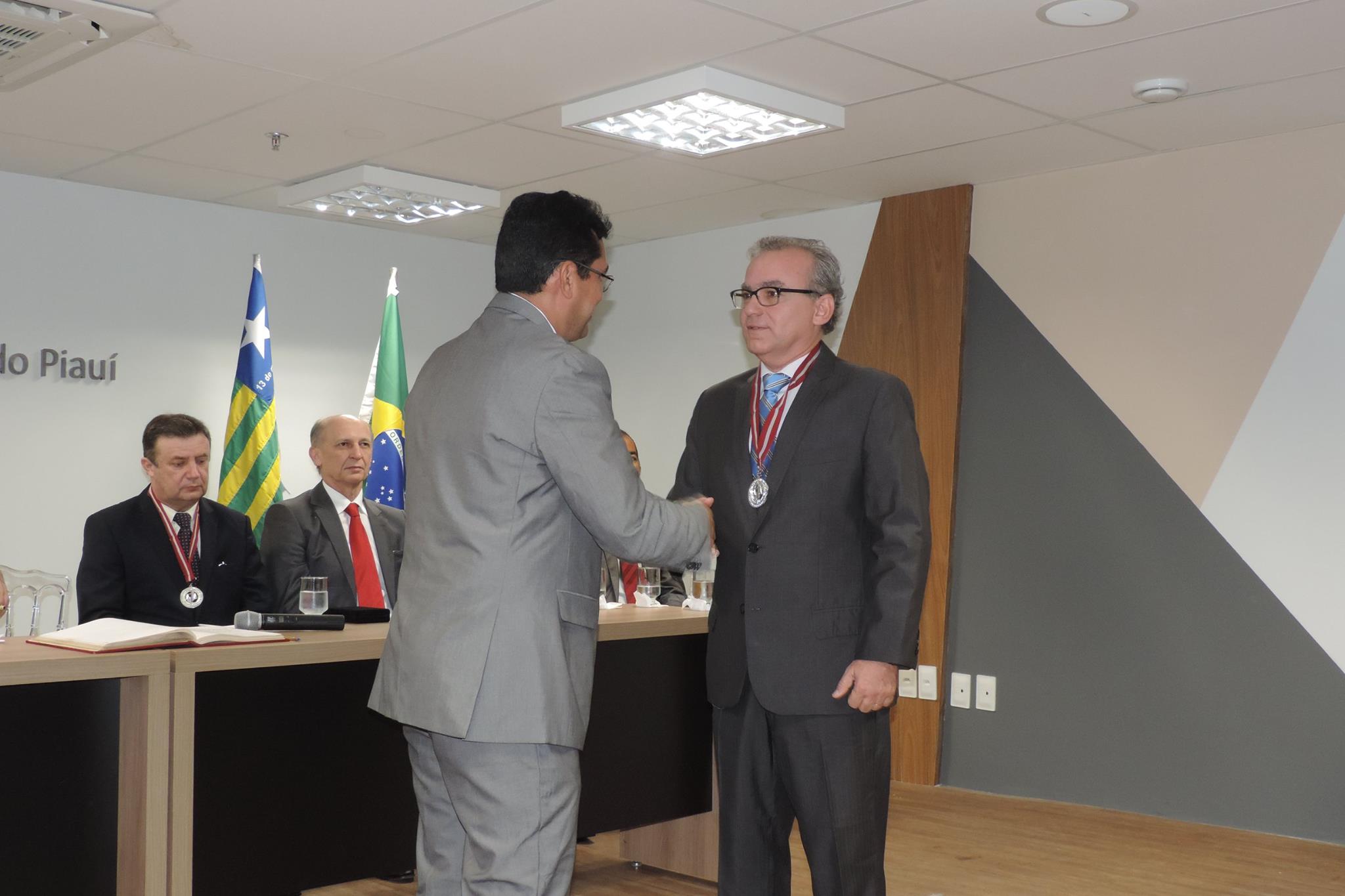 Firmino Filho recebe medalha Procurador de Justiça Darcy Fontenelle