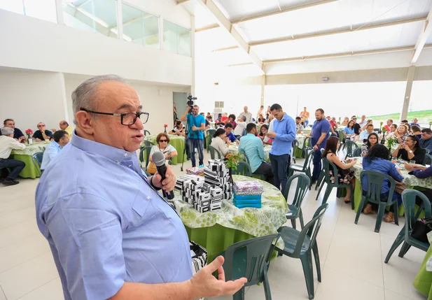 Heráclito Fortes realiza café da manhã com jornalistas