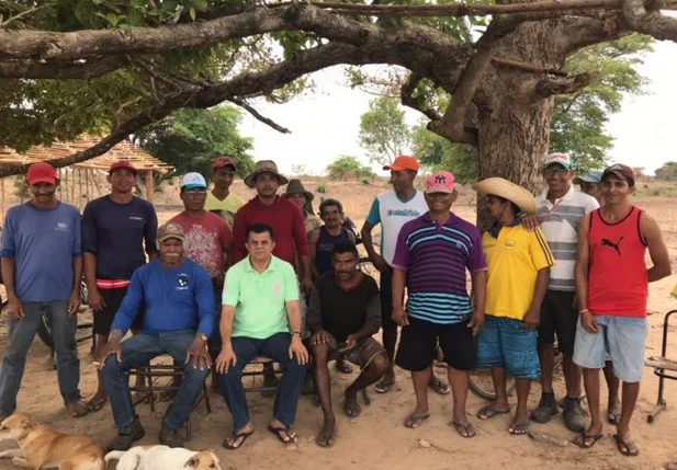 Prefeito Dó Bacelar com trabalhadores 