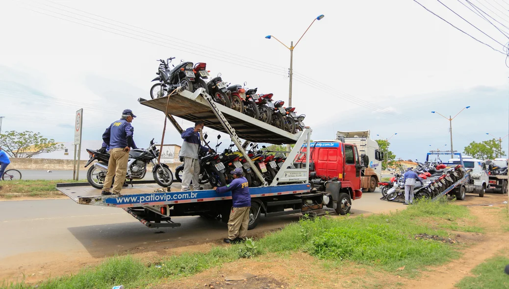 Reboques lotados de motos 