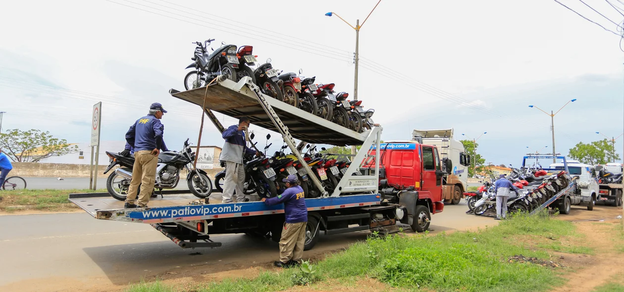Reboques lotados de motos 