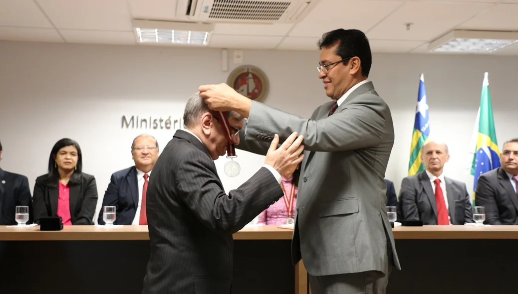 Reitor da UFPI recebendo a medalha