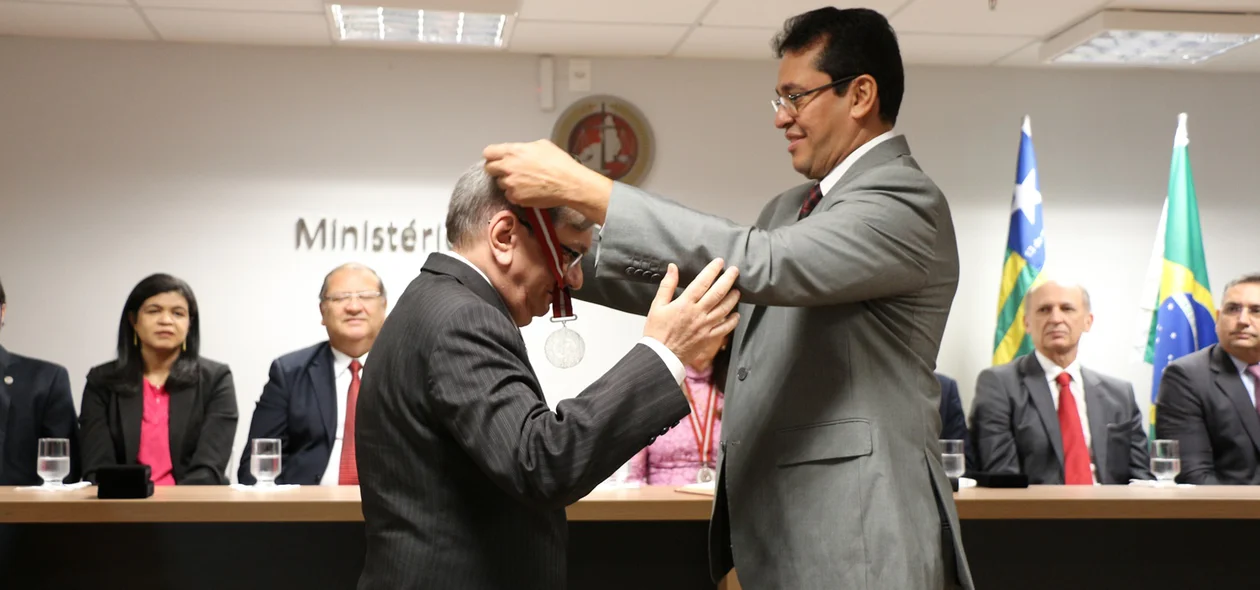 Reitor da UFPI recebendo a medalha