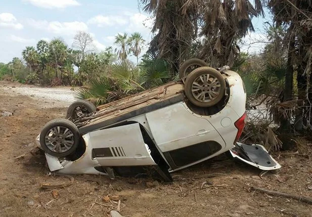 Carro que capotou