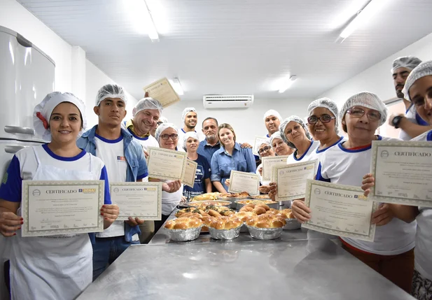 Alunos recebem certificados