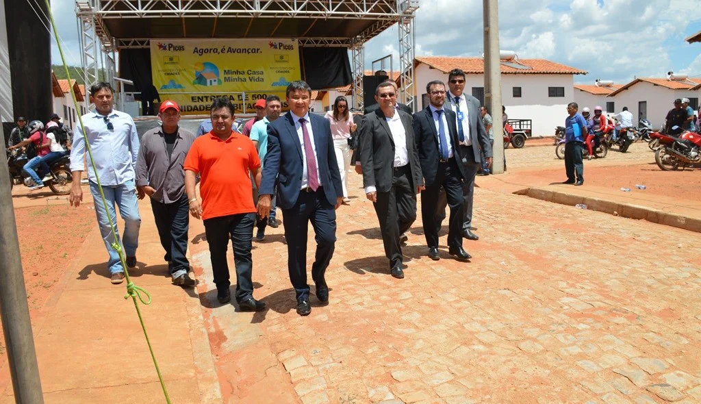 Autoridades vistoriam o Residencial Lousinho Monteiro
